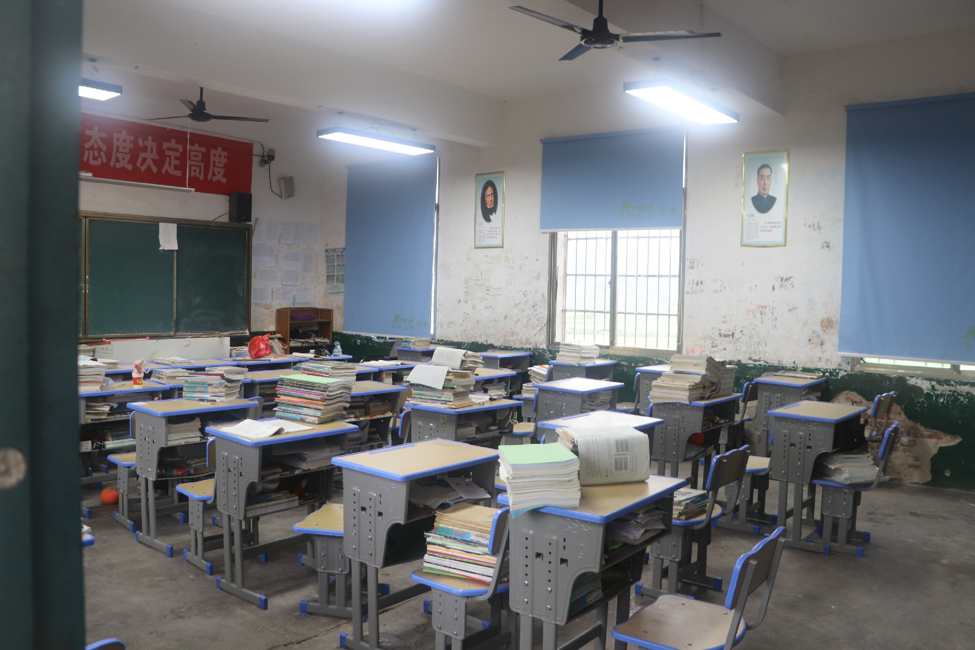 助學(xué)亮燈照明多媒體教室.png